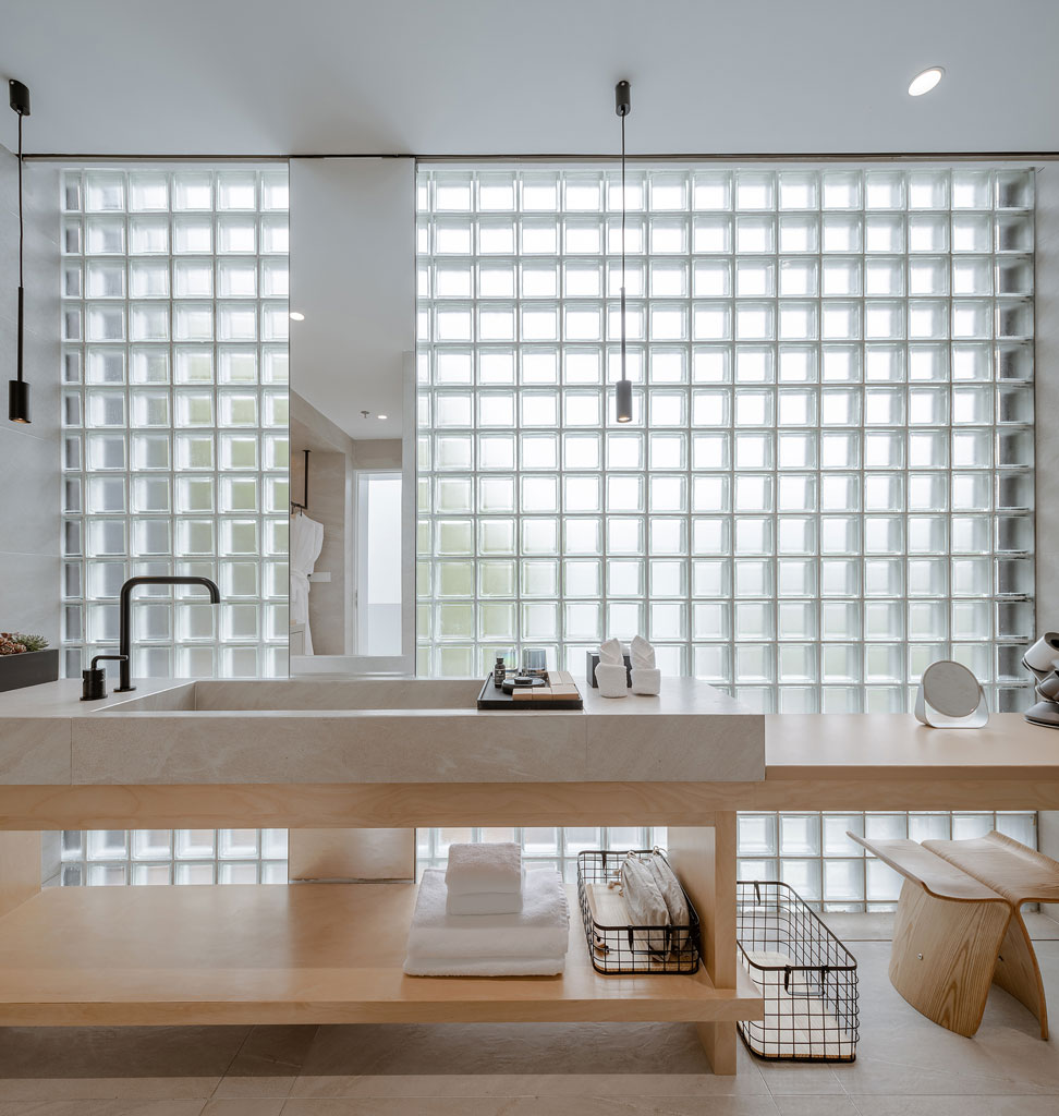 客房內部空間浴室 bedroom suite tub glass bricks 莫干山淺境·林棲谷隱度假酒店 Cube Hotel/素建築設計事務所 SUA