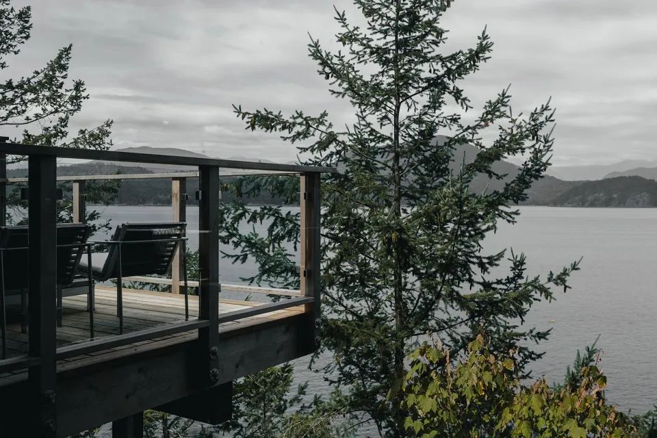 室外露台可以享受優美的森林景觀與壯闊的海景 加拿大海島木屋室內設計木構 Canada Island Cabin interior design wood timber construction／SM STUDIO