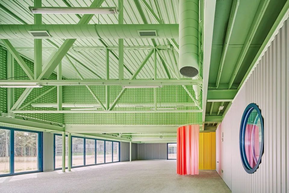 西班牙狗與人及其他物種訓練學校Educan School for Dogs, Humans and Other Species／Eeestudio + Lys Villalba