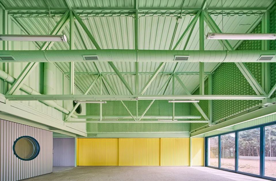 西班牙狗與人及其他物種訓練學校Educan School for Dogs, Humans and Other Species／Eeestudio + Lys Villalba