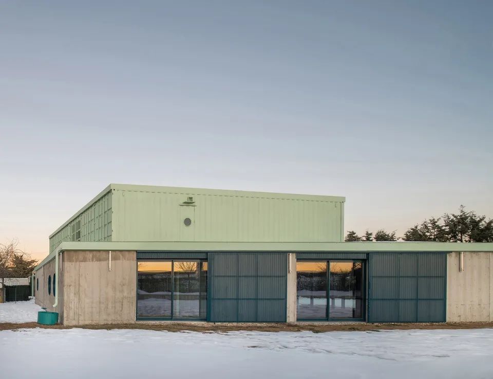 西班牙狗與人及其他物種訓練學校Educan School for Dogs, Humans and Other Species／Eeestudio + Lys Villalba