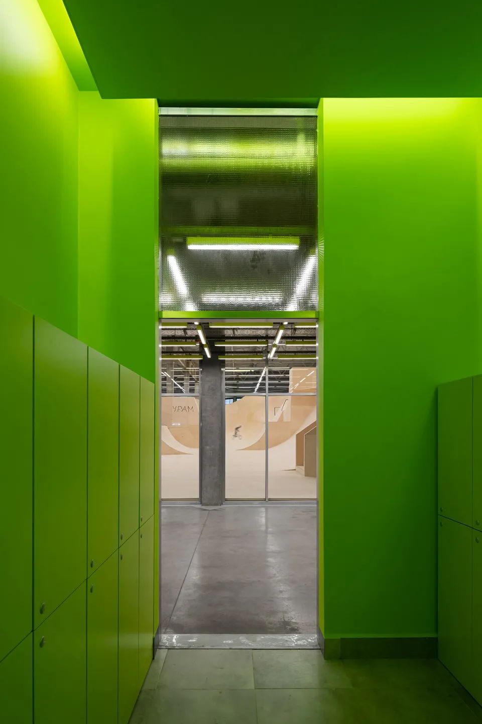 從更衣室向外望 綠色牆壁 green panel wall 俄羅斯室內極限公園 Russia URAM Indoor Extreme Park／KOSMOS Architects + Legato Sports Architecture