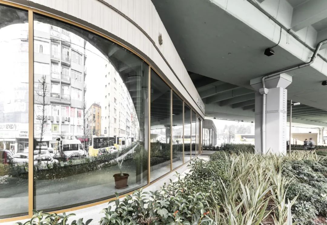 伊斯坦堡高架橋 Mecidiyekoy Art & Istanbul Bookstore／KAAT ARCHITETURE + URBAN & caps.office