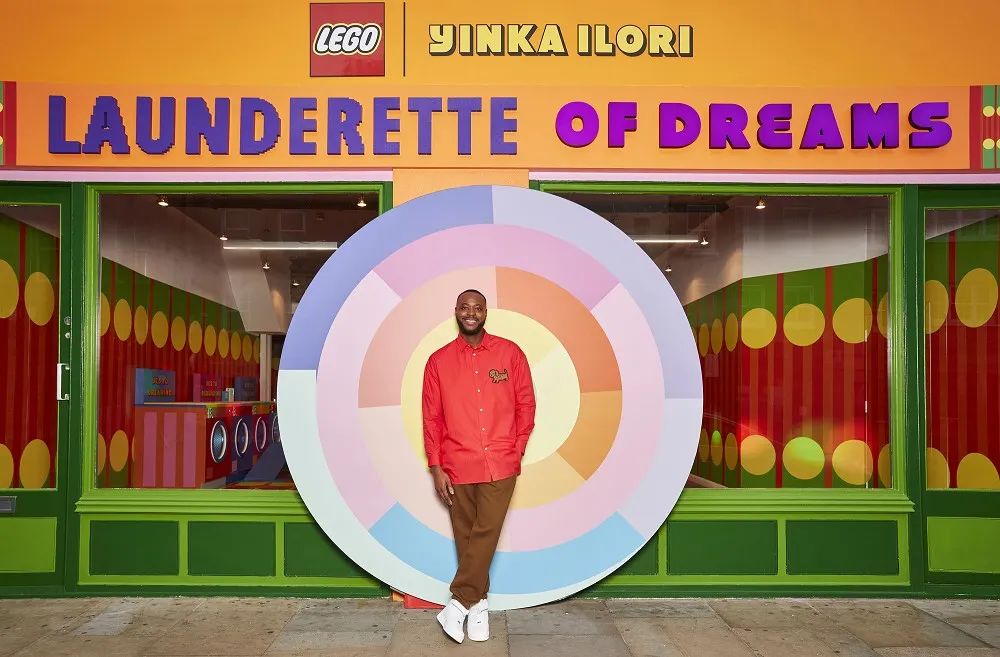 空間設計的靈感來自於Yinka Ilori兒時成長過程中,在洗衣店玩耍的經歷