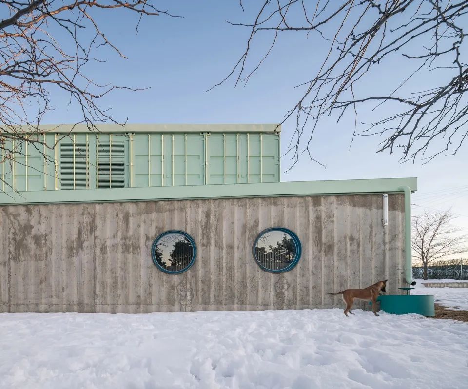 建築北立面 西班牙狗與人及其他物種訓練學校Educan School for Dogs, Humans and Other Species/Eeestudio + Lys Villalba