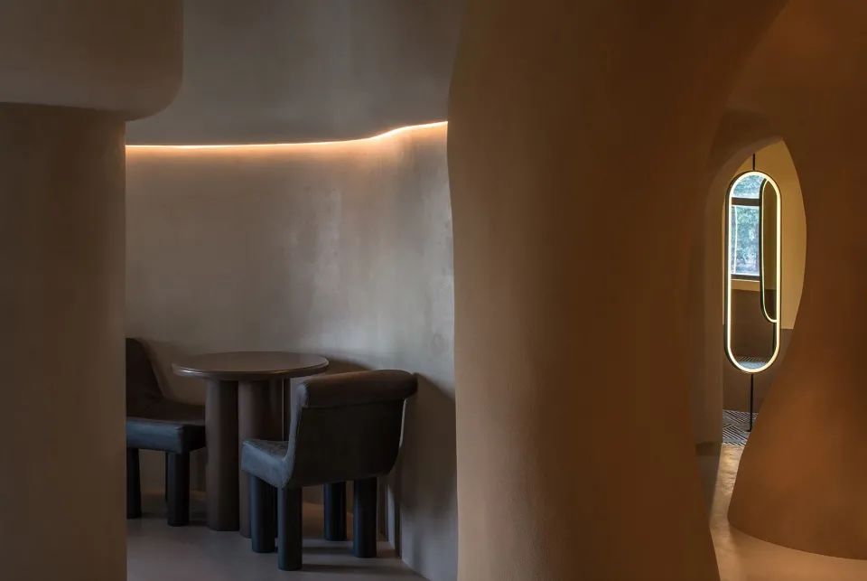主要餐廳空間與洞穴入口的自然銜接 16HOURS Bar Restaurant Interior Design 餐酒館餐廳酒吧室內設計／ARSOO Design