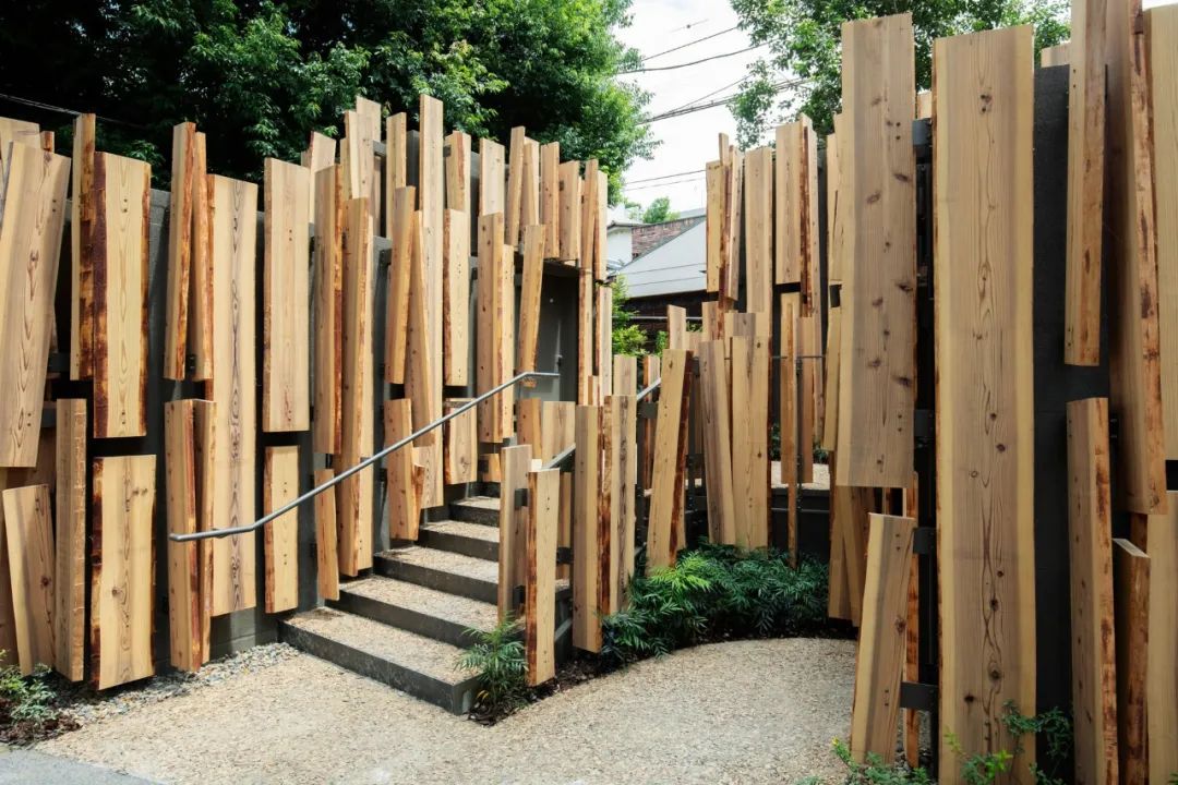 鍋島松濤公園公廁「森のコミチ」／隈研吾a