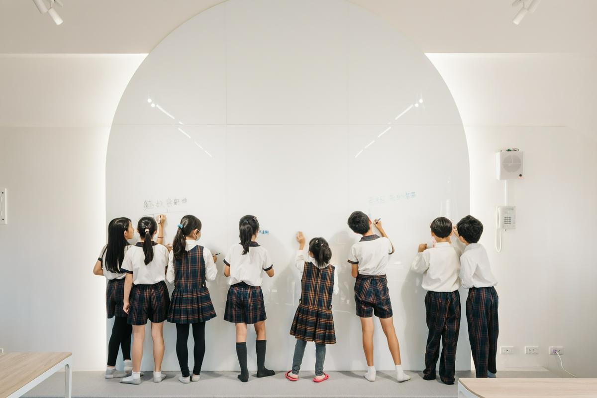 結合台南古城的拱門意象及大面積的白板供教學、討論使用 台南市勝利國小教室改造 classroom interior design／木介空間設計