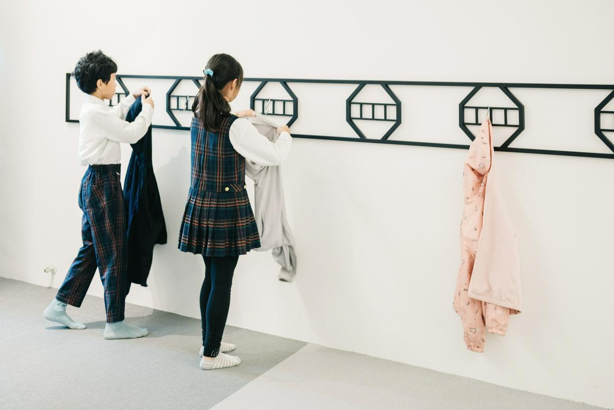 東門城八角印象運用在立面，鐵製掛件是意象也能掛置衣物 台南市勝利國小教室改造 classroom interior design／木介空間設計