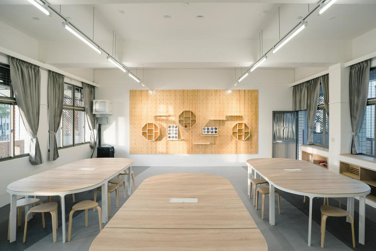 可自由變換模式的桌椅組合讓教學更靈活 台南市勝利國小教室改造 classroom interior design／木介空間設計