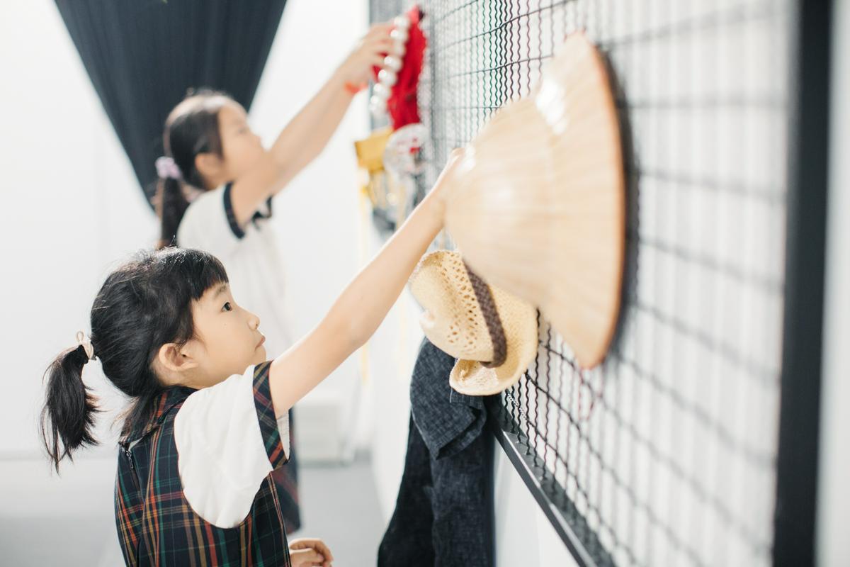 新增攝影器材收納區、梳化區，道具整齊掛置 台南市勝利國小教室改造 classroom interior design／木介空間設計