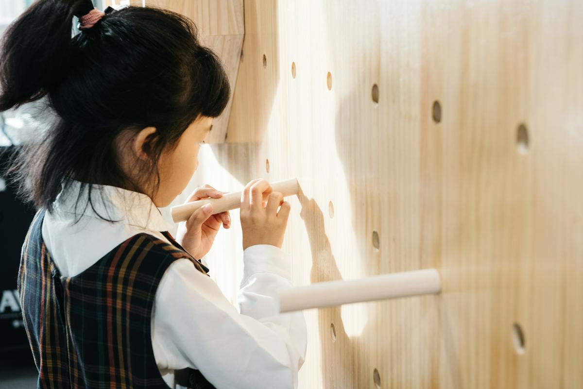 可自由更換擺放位置的牆面展示 台南市勝利國小教室改造 classroom interior design／木介空間設計