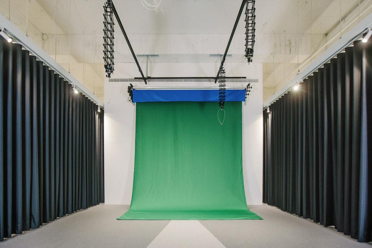 黑色遮光布幕可自由拉起，讓空間有更多元的使用性 台南市勝利國小教室改造 classroom interior design／木介空間設計