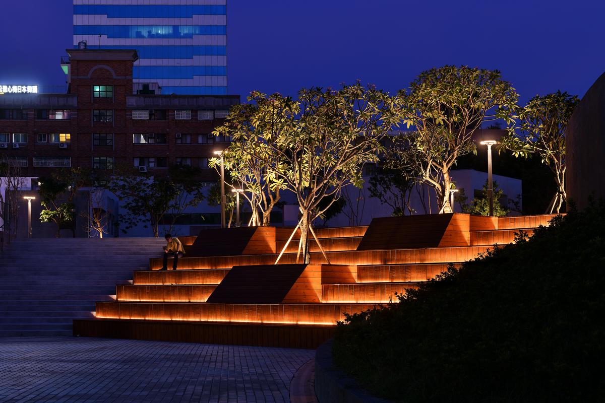 夜晚的下沉廣場木平台；攝影／鄭錦銘 桃園南門公園地下停車場及南門市民活動中心／境向聯合建築師事務所