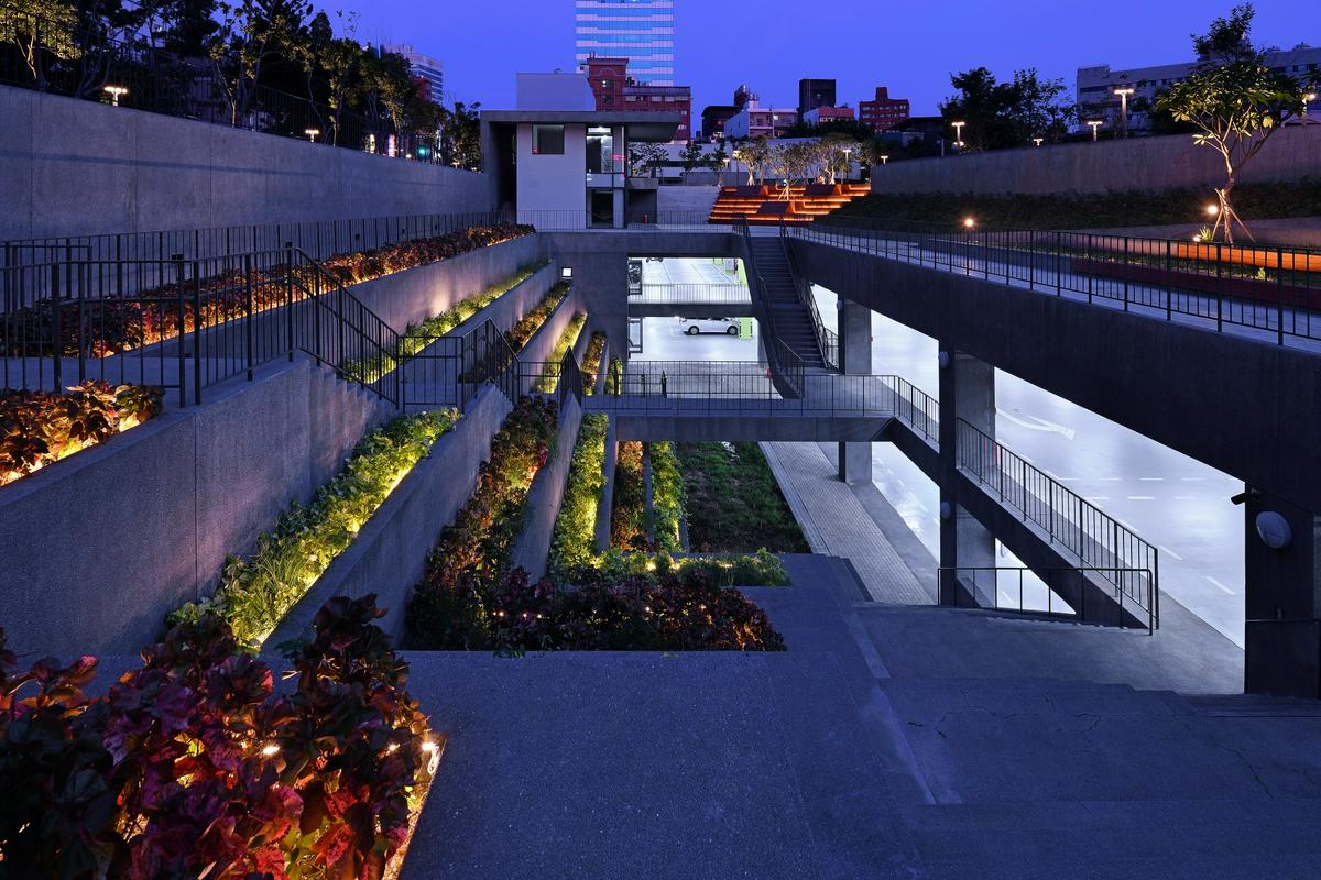 梯井花園的浪漫夜景；攝影／鄭錦銘 桃園南門公園地下停車場及南門市民活動中心／境向聯合建築師事務所