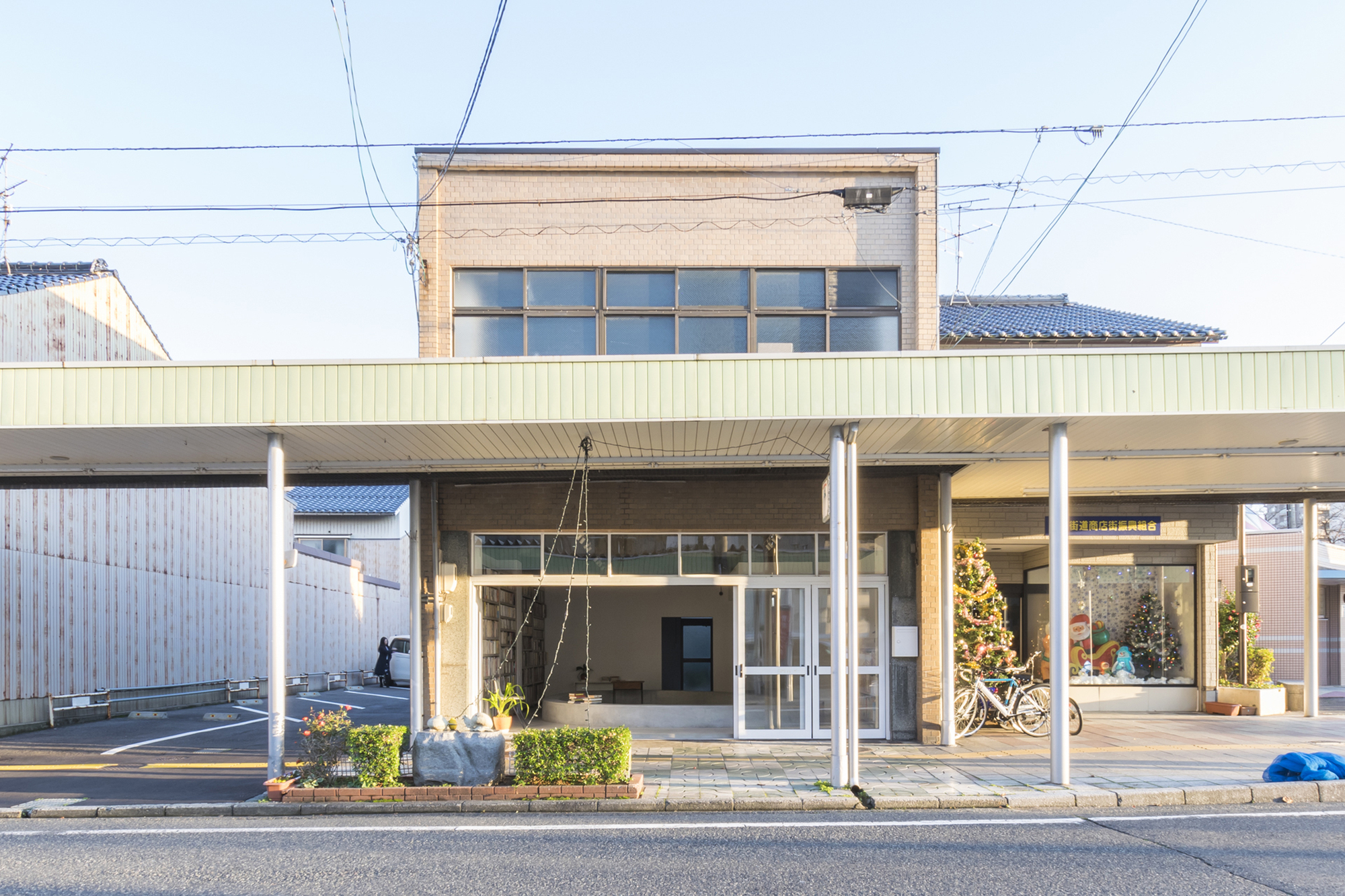 店面外觀 日本鳥取市附帶小型圖書館的房子 租書店 Japan House/Hiroshi Kinoshita and Associates キノシタヒロシ建築設計事務所