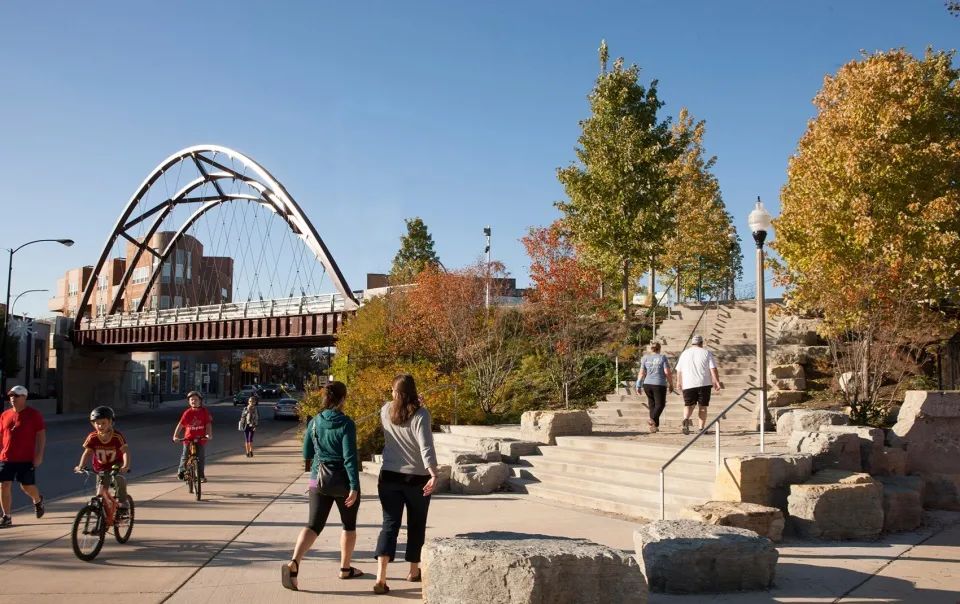 在Milwaukee大街設置新的入口©Scott Shigley 芝加哥606公園綠道景觀設計 Chicago The 606 West Trailhead Park Green Trail Landscape Design／Michael Van Valkenburgh Associates