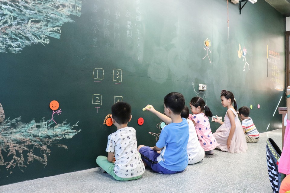 學生們在黑板上塗鴉，與教室溝通 新北市汐止區北港小學教室改造計畫 classroom interior design／共序工事 Üroborus_studioLab