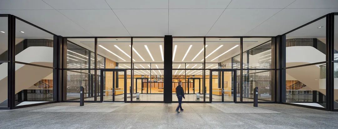 從外部望向大廳 馬丁·路德·金紀念圖書館整修工程The Martin Luther King Jr. Memorial Library/Mecanoo + OTJ Architects