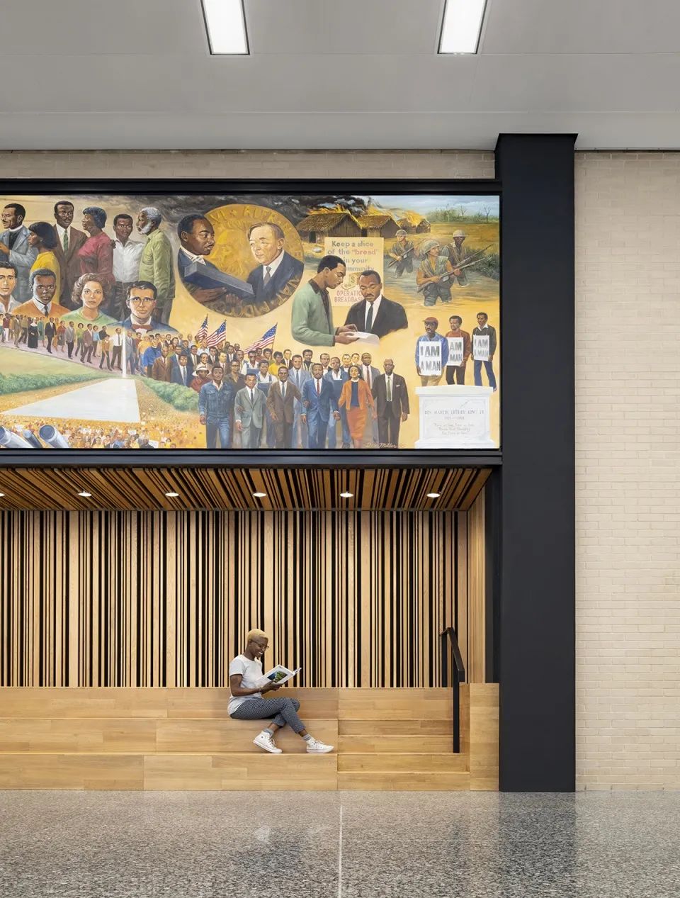 壁畫下方的階梯座位 馬丁·路德·金紀念圖書館整修工程The Martin Luther King Jr. Memorial Library/Mecanoo + OTJ Architects