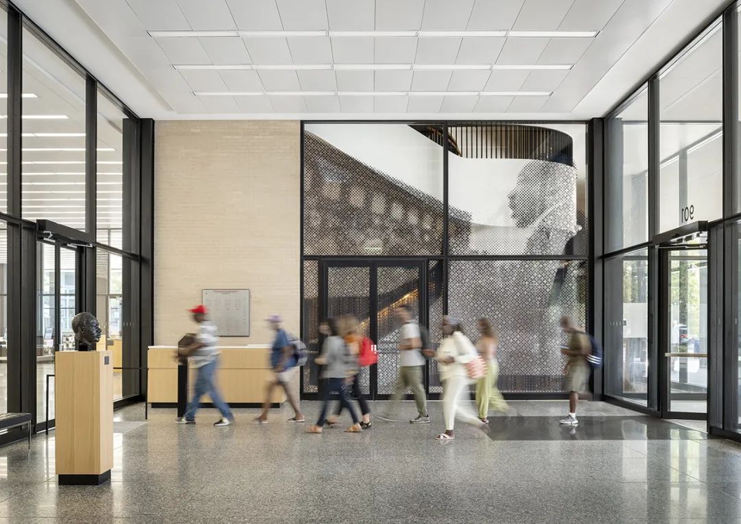從入口門廳望向樓梯 馬丁·路德·金紀念圖書館整修工程The Martin Luther King Jr. Memorial Library/Mecanoo + OTJ Architects