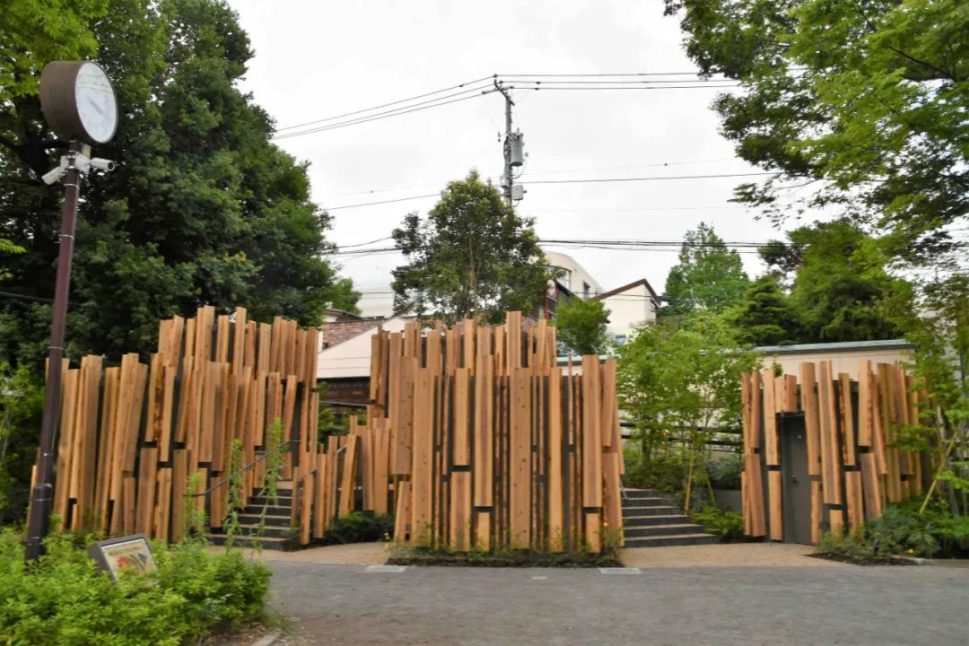 鍋島松濤公園公廁「森のコミチ」／隈研吾