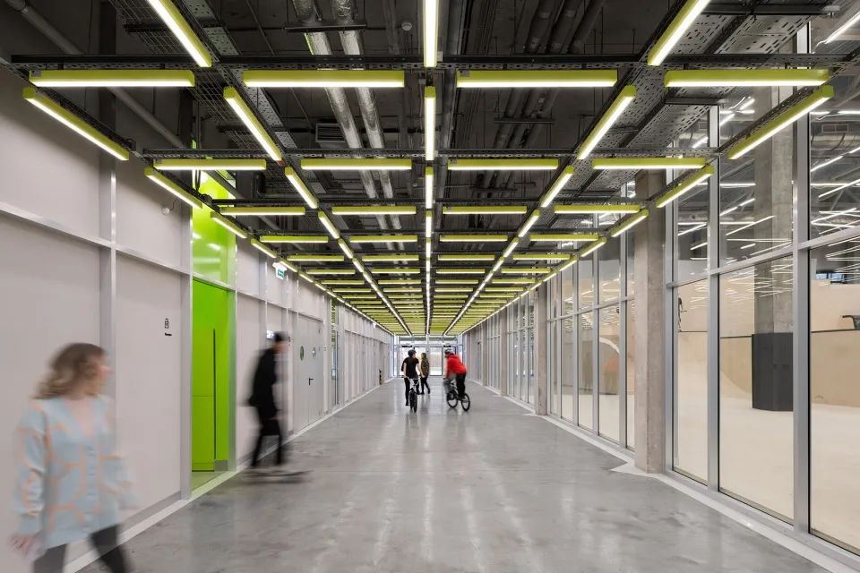 內部「街道」俄羅斯室內極限公園 Russia URAM Indoor Extreme Park／KOSMOS Architects + Legato Sports Architecture