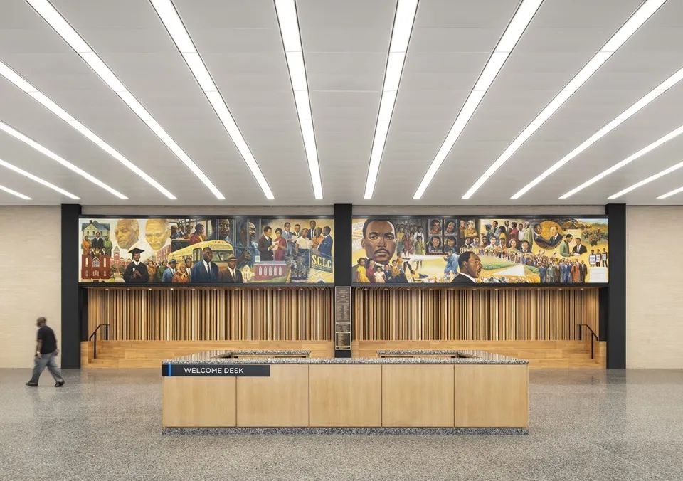 描繪馬丁·路德·金生平的巨幅壁畫（安裝於1986年） 馬丁·路德·金紀念圖書館整修工程The Martin Luther King Jr. Memorial Library／Mecanoo + OTJ Architects