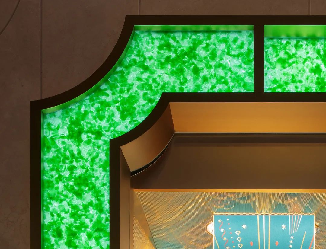 以回收玻璃打造的面板發出翡翠般的光輝© 寶格麗 Bulgari 寶格麗上海旗艦店Bulgari Shanghai Plaza 66 Store／MVRDV
