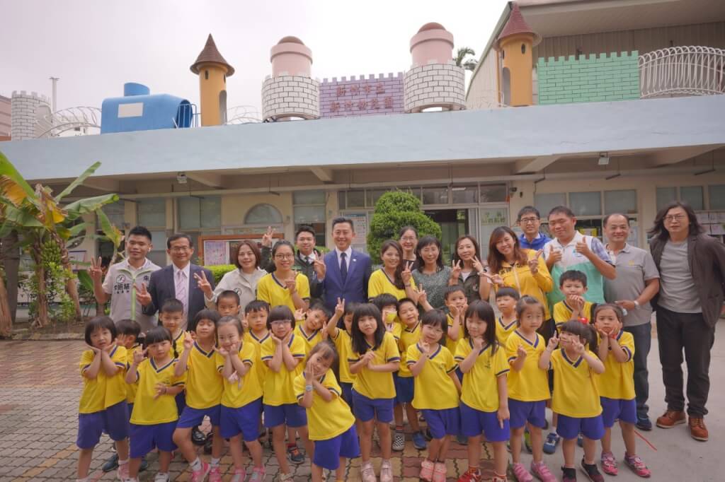 百歲新竹市立新竹幼兒園將花1.3億原地重建 新竹市長林智堅與幼兒園師生合照，最右邊是擔綱設計的林柏陽建築師