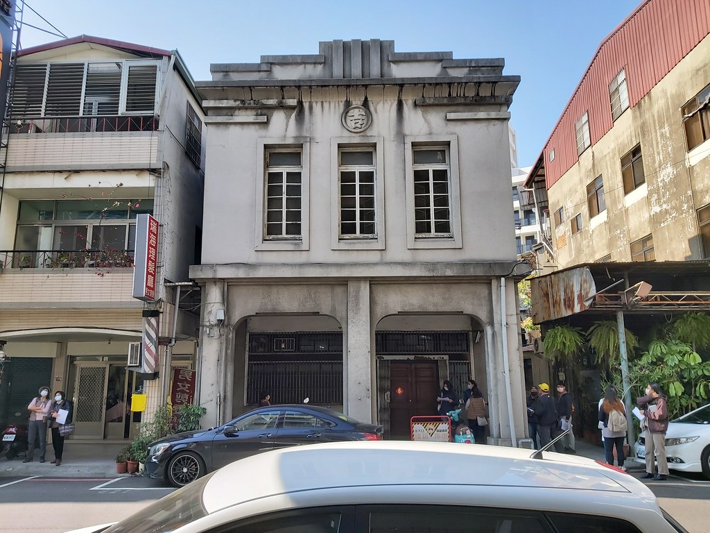 位於臺中市中區中山路183號的蔡內科診所,建築在日治時期由日本人所興建,屬於折衷主義式建築,亦具有新藝術風格的街屋形式,