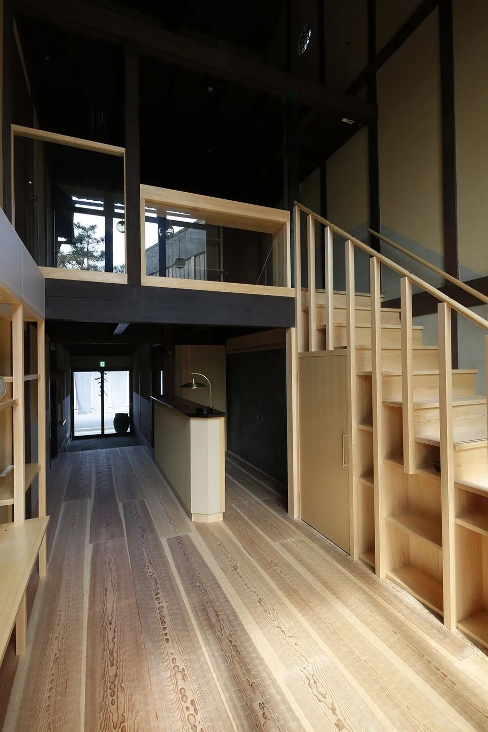 木地板 木樓梯 中島 由中庭望向入口 京都福山市菱屋 Kyoto Hishiya Hotel／佐野文彥工作室 Fumihiko Sano Studio