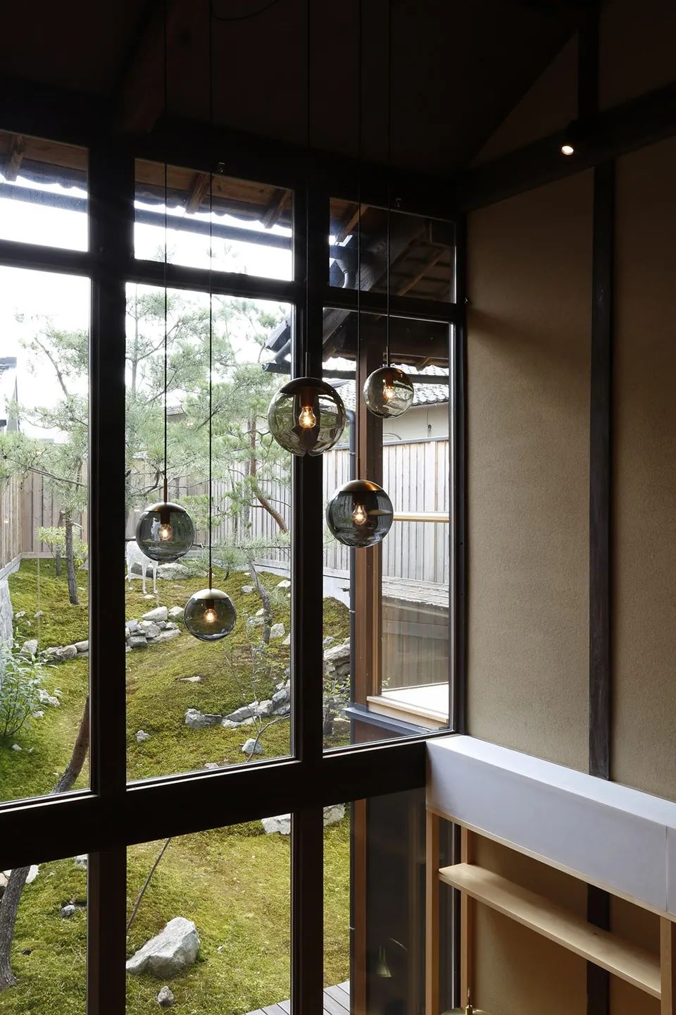 中庭與吊燈 京都福山市菱屋 Kyoto Hishiya Hotel／佐野文彥工作室 Fumihiko Sano Studio