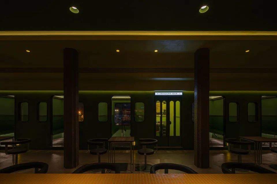 由吧檯望向車廂式的半開放包間 16HOURS Bar Restaurant Interior Design 餐酒館餐廳酒吧室內設計/ARSOO Design