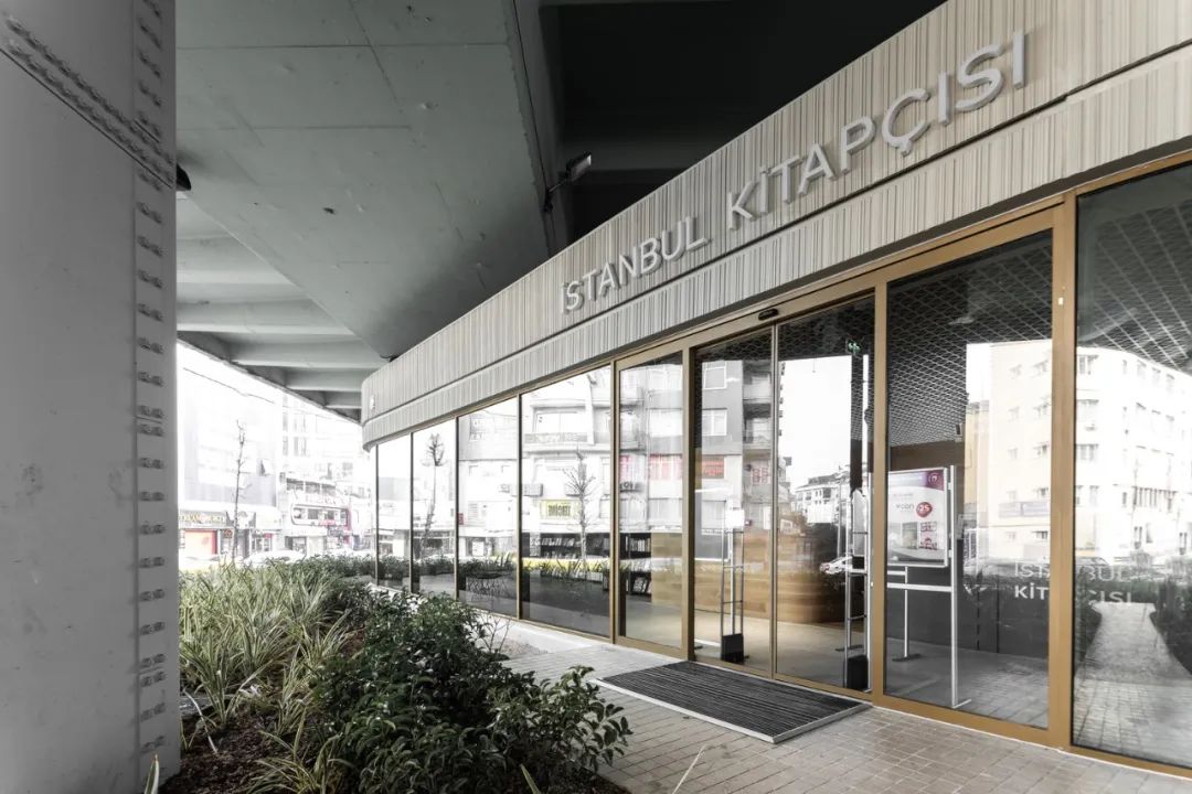伊斯坦堡高架橋 Mecidiyekoy Art & Istanbul Bookstore／KAAT ARCHITETURE + URBAN & caps.office