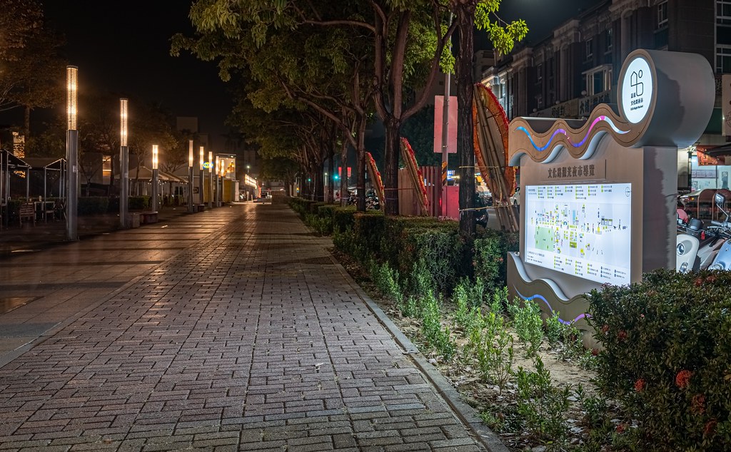 嘉義文化夜市導覽地圖／風泉設計：在充滿五顏六色招牌的夜市中，以「減法設計」去除色彩，使指標在複雜的環境中也不增加視覺負擔。