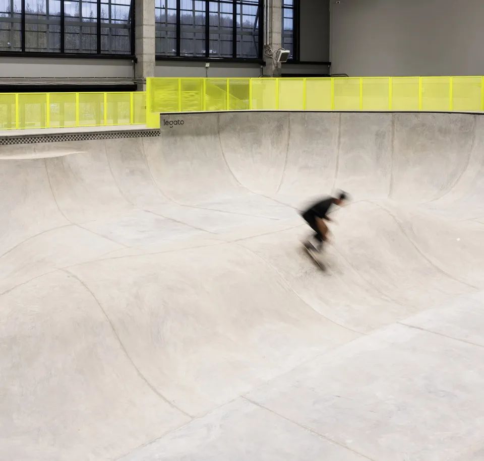 混凝土打造的碗狀空間給滑板玩家使用 skateboarding space 俄羅斯室內極限公園 Russia URAM Indoor Extreme Park／KOSMOS Architects + Legato Sports Architecture