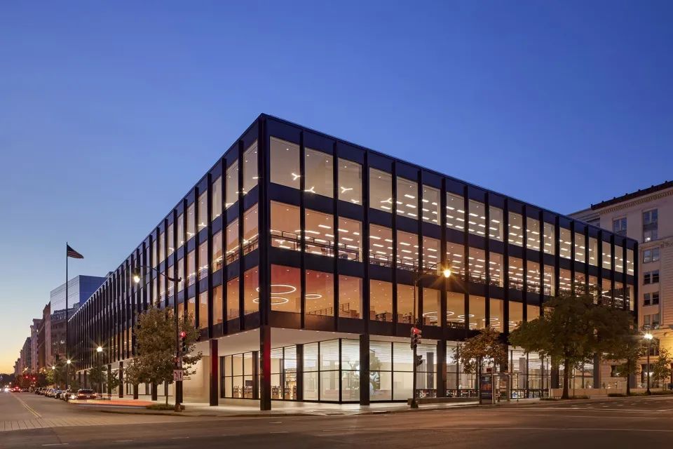 夜間景觀 馬丁·路德·金紀念圖書館整修工程The Martin Luther King Jr. Memorial Library／Mecanoo + OTJ Architects