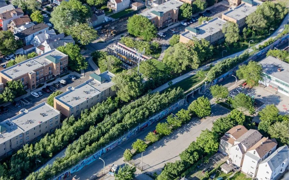 芝加哥606公園綠道景觀鳥瞰入口點和楊樹林©Alex MacLean 設計 Chicago The 606 West Trailhead Park Green Trail Landscape Design／Michael Van Valkenburgh Associates