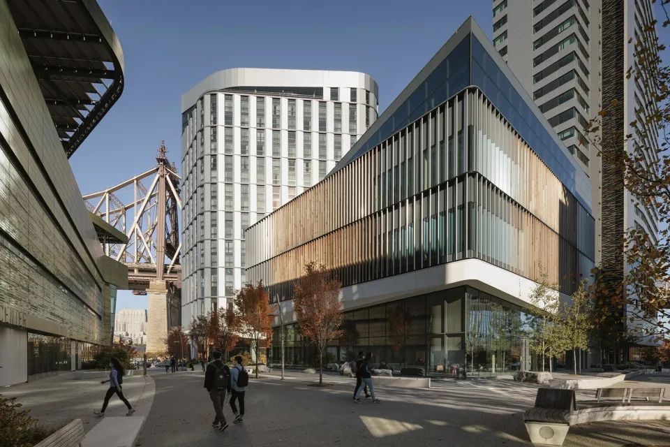 會議中心木格柵立面與Graduate Hotels酒店相互映襯©Michael Grimm 康奈爾紐約市科技校區酒店和教育中心 Cornell Graduate Roosevelt Island Hotel＋Verizon Executive Education Center／Snøhetta