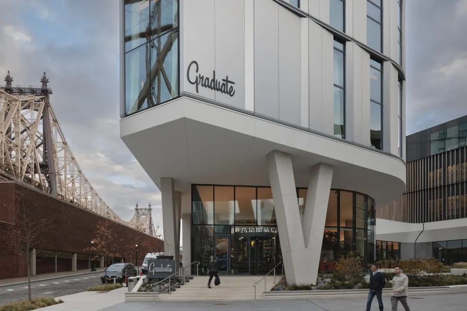 Graduate Hotels V形柱標示地面層酒吧入口©Michael Grimm 康奈爾紐約市科技校區酒店和教育中心 Cornell Graduate Roosevelt Island Hotel+Verizon Executive Education Center/Snøhetta