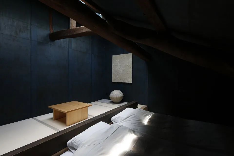 閣樓改造而成的客房採用了福知山靛藍塗料 京都福山市菱屋 Kyoto Hishiya Hotel/佐野文彥工作室 Fumihiko Sano Studio