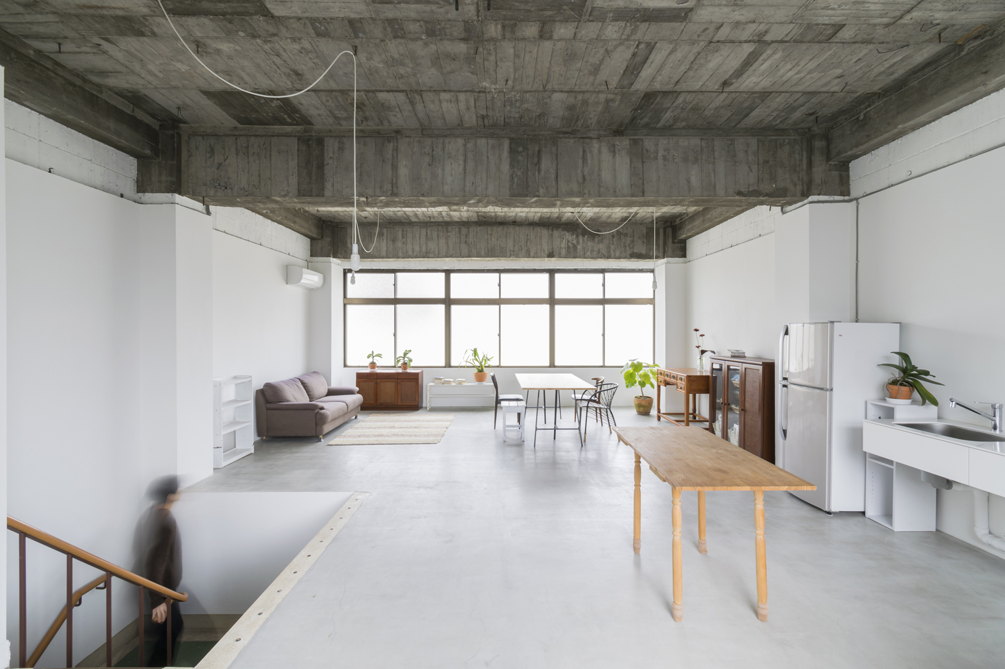 二樓起居空間 日本鳥取市附帶小型圖書館的房子 租書店 Japan House／Hiroshi Kinoshita and Associates キノシタヒロシ建築設計事務所