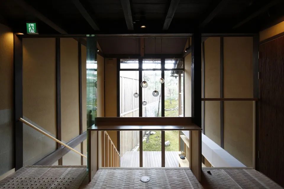 由二層平台望向庭院 京都福山市菱屋 Kyoto Hishiya Hotel／佐野文彥工作室 Fumihiko Sano Studio