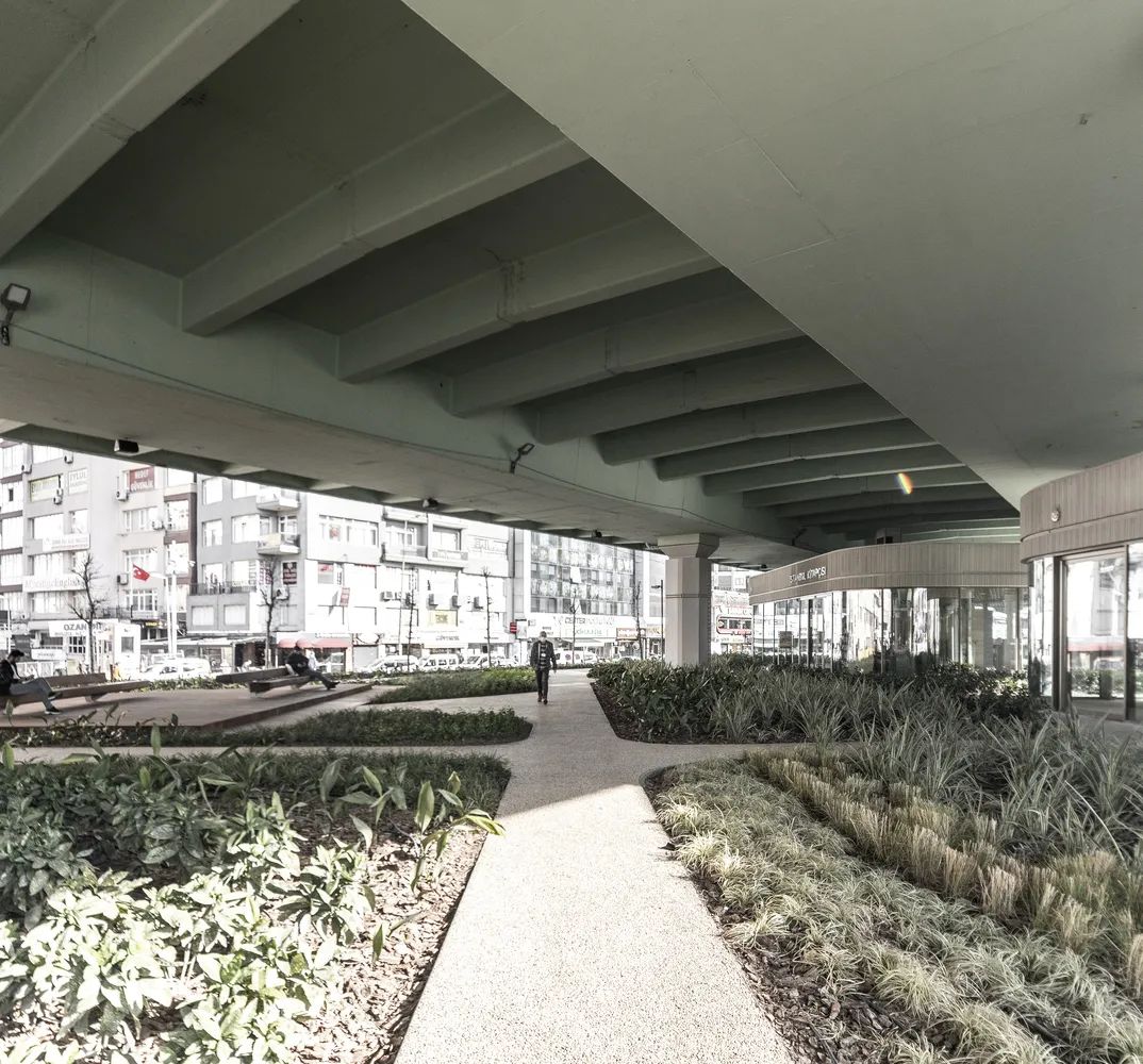 伊斯坦堡高架橋 Mecidiyekoy Art & Istanbul Bookstore／KAAT ARCHITETURE + URBAN & caps.office