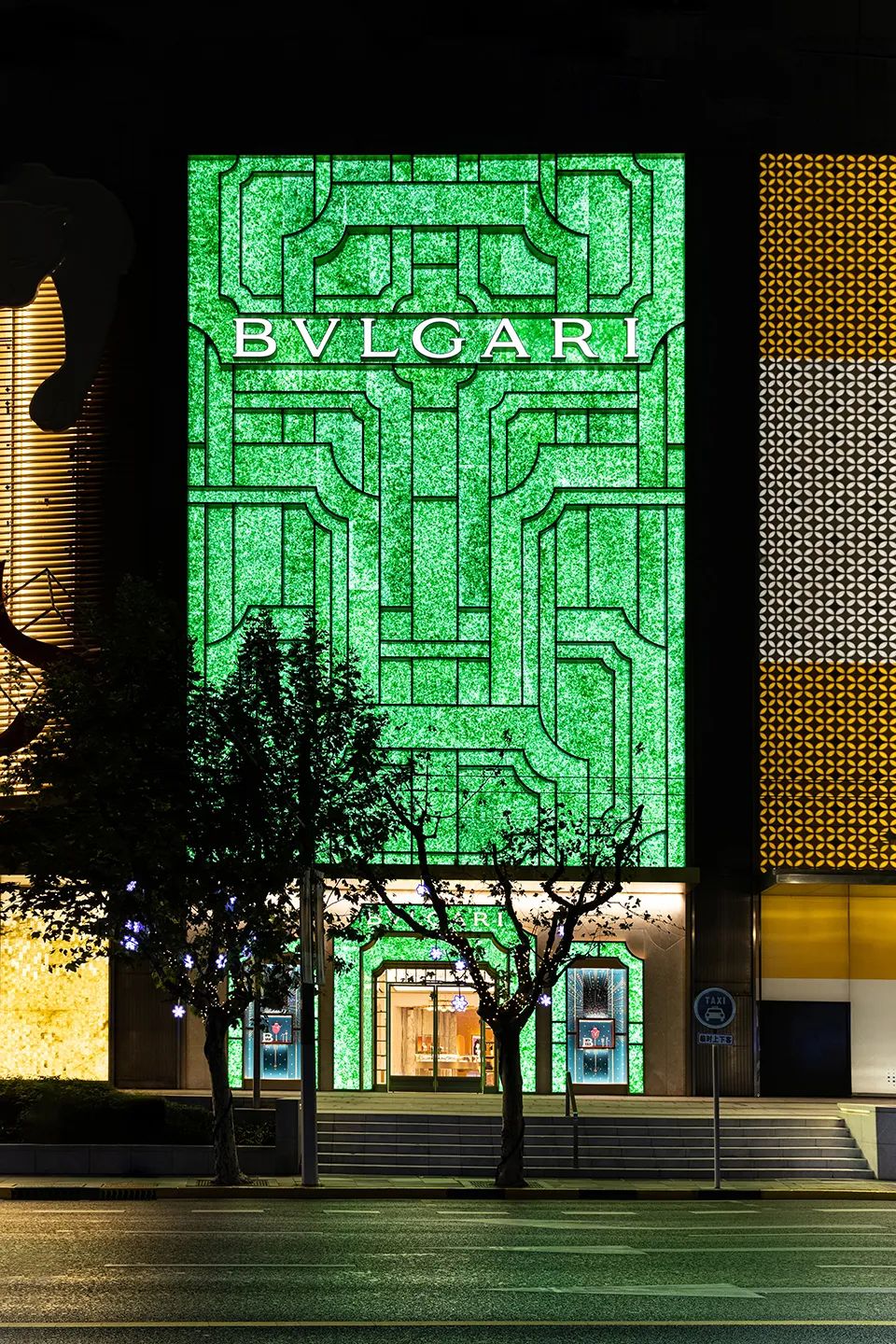 立面夜間景觀© 寶格麗 Bulgari facade night view 寶格麗上海旗艦店Bulgari Shanghai Plaza 66 Store／MVRDV