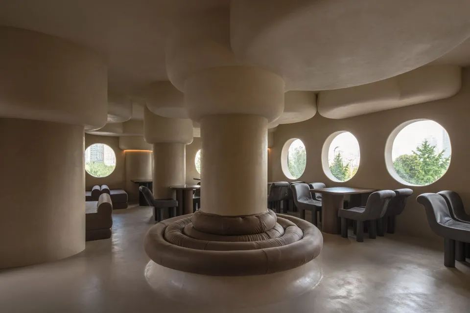圍繞柱子的等候座位區 16HOURS Bar Restaurant Interior Design 餐酒館餐廳酒吧室內設計／ARSOO Design