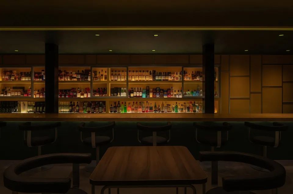像是售票窗口的吧檯區 16HOURS Bar Restaurant Interior Design 餐酒館餐廳酒吧室內設計／ARSOO Design