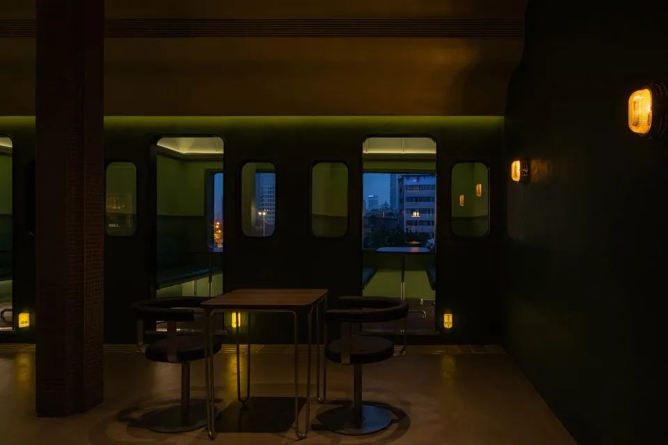位於吧檯與車廂區之間的站台座位區 16HOURS Bar Restaurant Interior Design 餐酒館餐廳酒吧室內設計／ARSOO Design
