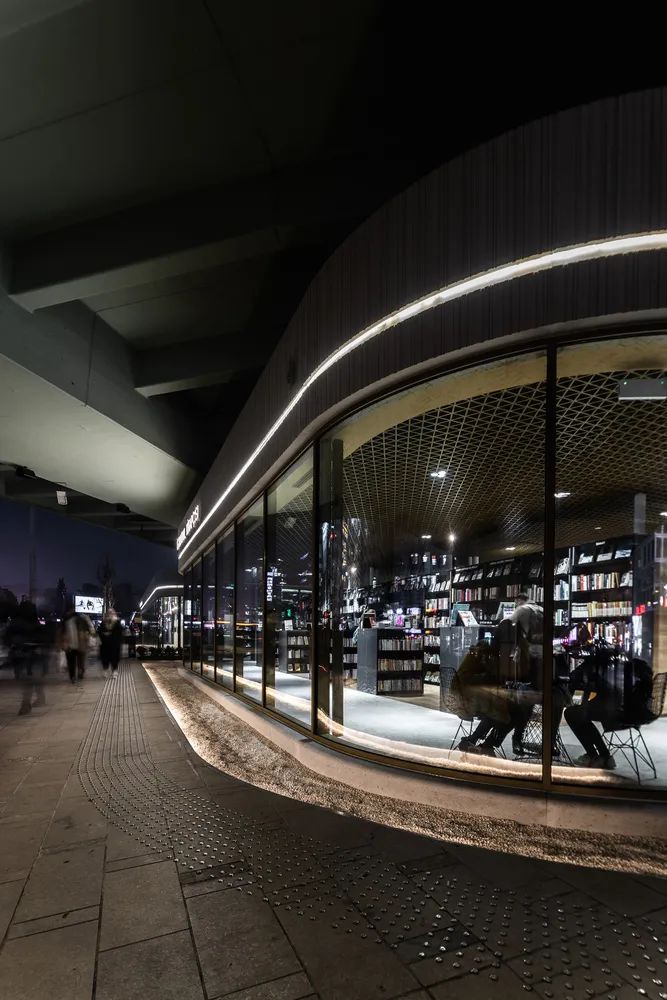 伊斯坦堡高架橋 Mecidiyekoy Art & Istanbul Bookstore／KAAT ARCHITETURE + URBAN & caps.office
